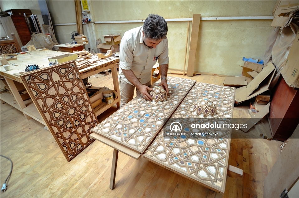 فن التعشيق.. أنامل تركية تزين مساجد العالم