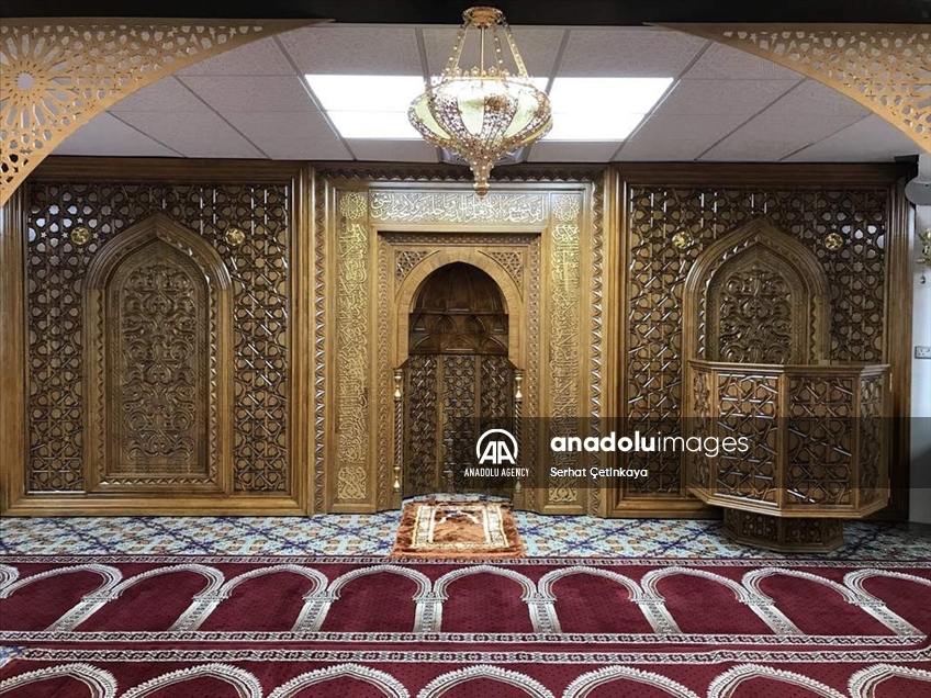 فن التعشيق.. أنامل تركية تزين مساجد العالم