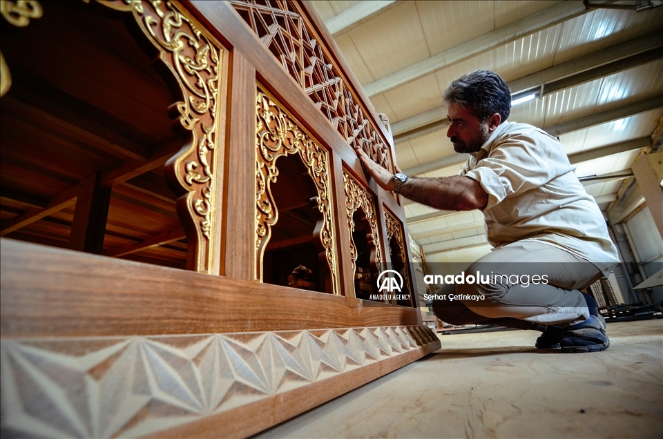 فن التعشيق.. أنامل تركية تزين مساجد العالم