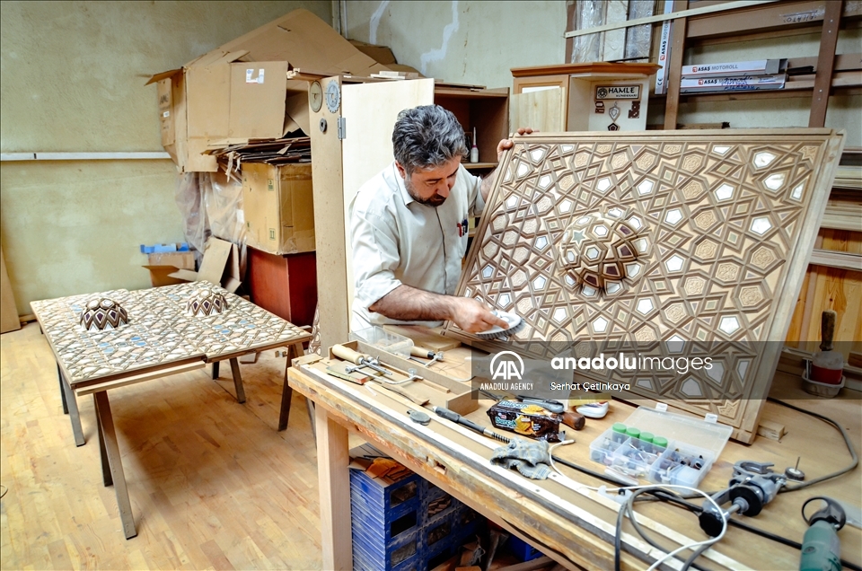 فن التعشيق.. أنامل تركية تزين مساجد العالم