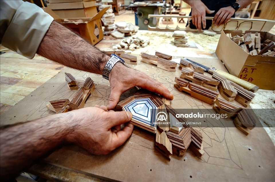 فن التعشيق.. أنامل تركية تزين مساجد العالم