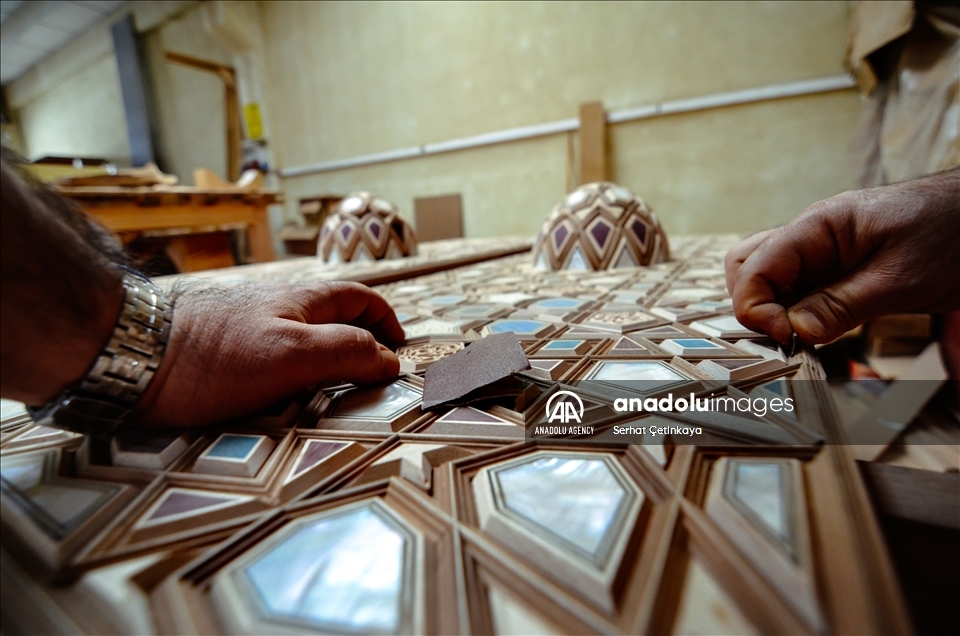 فن التعشيق.. أنامل تركية تزين مساجد العالم