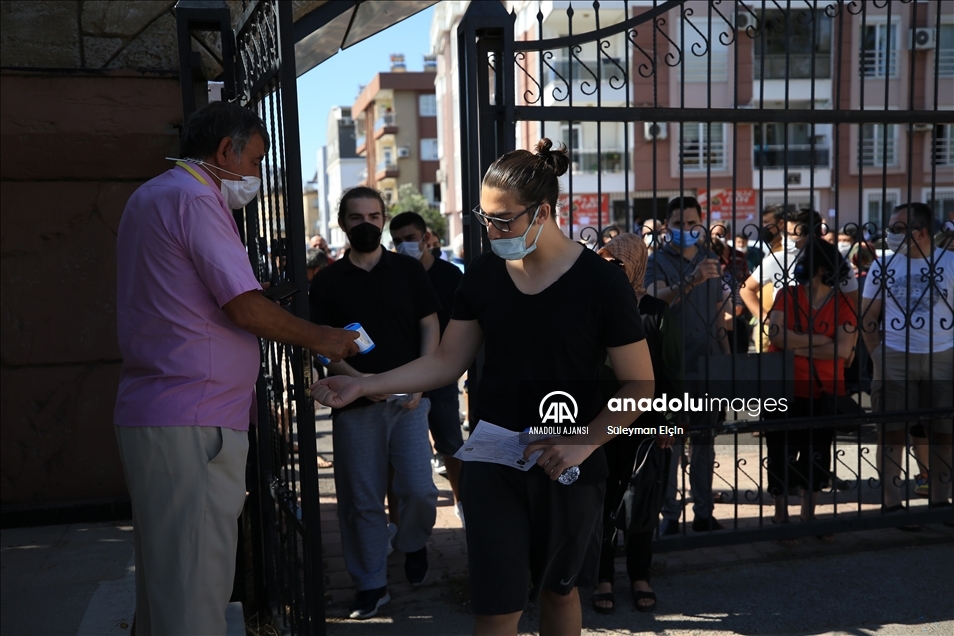 Antalya'da geç kaldıkları için YKS'ye giremeyen adaylar üzüntü yaşadı