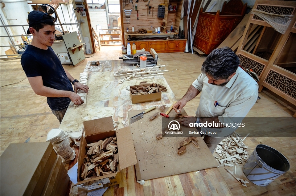 فن التعشيق.. أنامل تركية تزين مساجد العالم