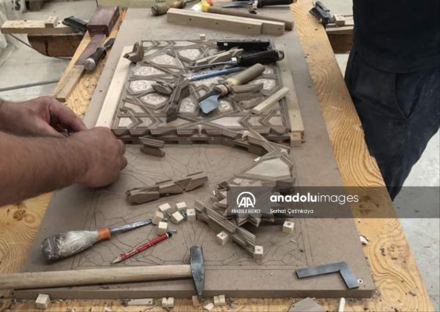 فن التعشيق.. أنامل تركية تزين مساجد العالم