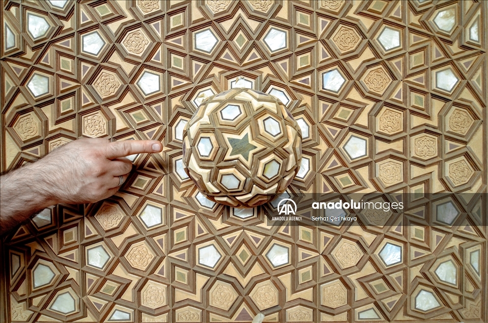 فن التعشيق.. أنامل تركية تزين مساجد العالم