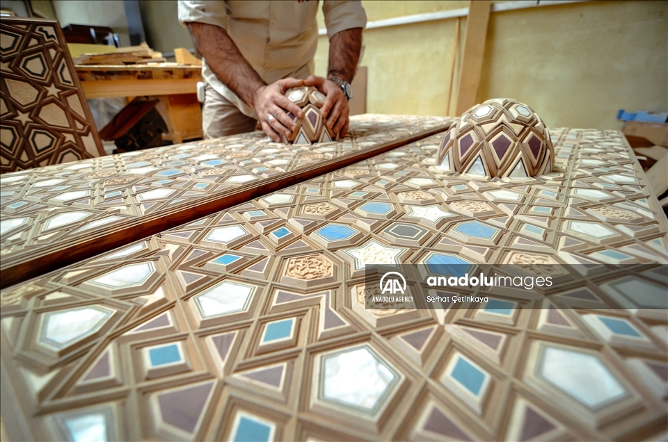 فن التعشيق.. أنامل تركية تزين مساجد العالم