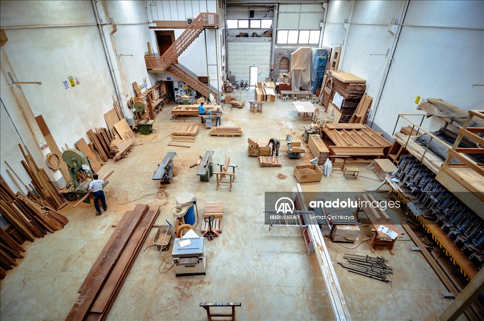 فن التعشيق.. أنامل تركية تزين مساجد العالم