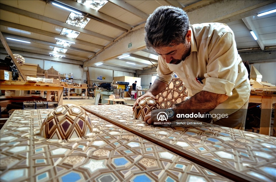 فن التعشيق.. أنامل تركية تزين مساجد العالم