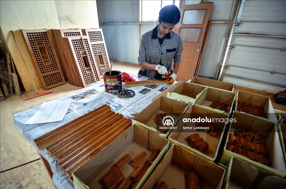 فن التعشيق.. أنامل تركية تزين مساجد العالم