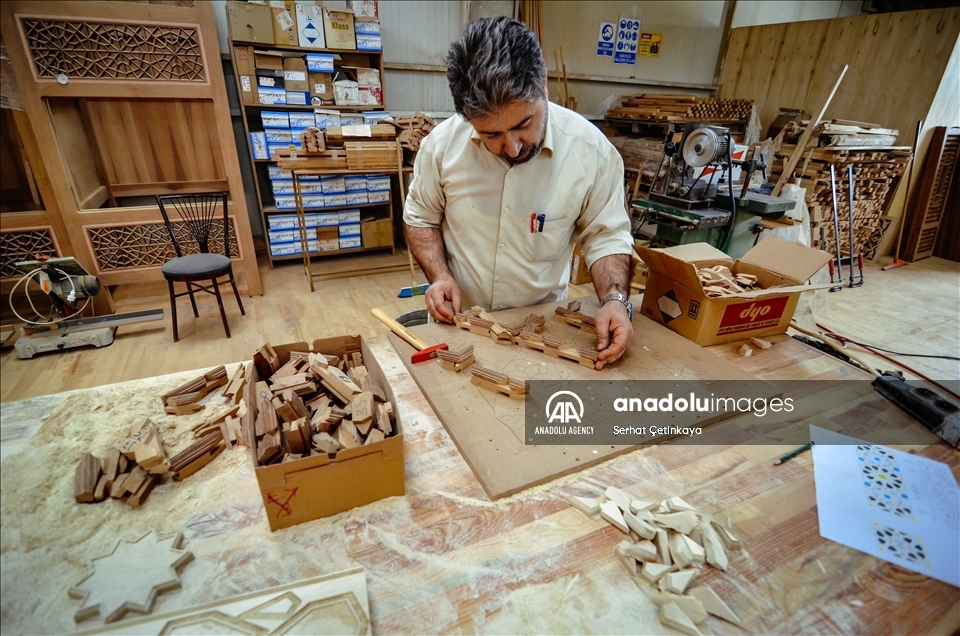 فن التعشيق.. أنامل تركية تزين مساجد العالم