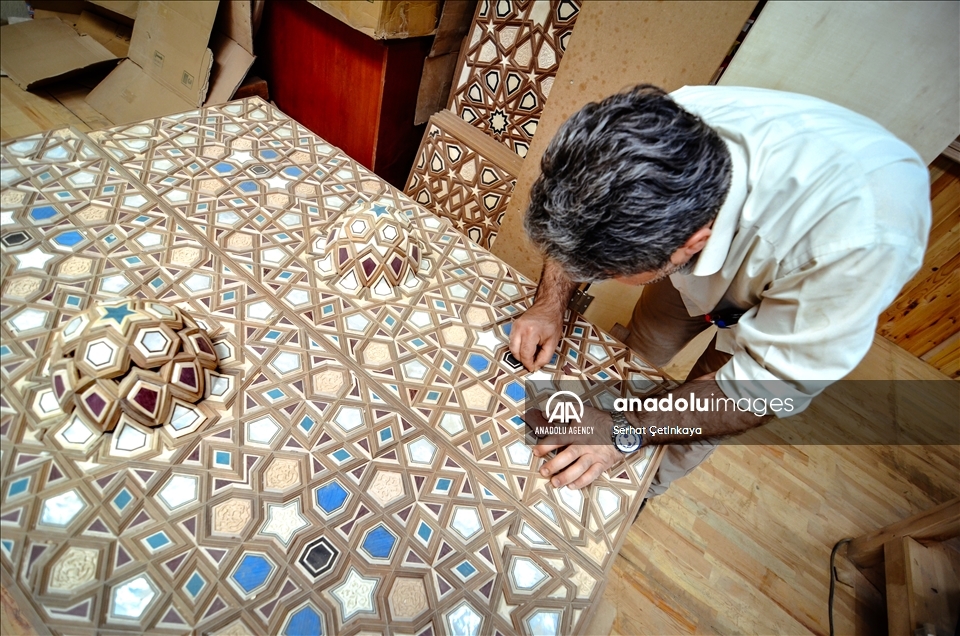 فن التعشيق.. أنامل تركية تزين مساجد العالم