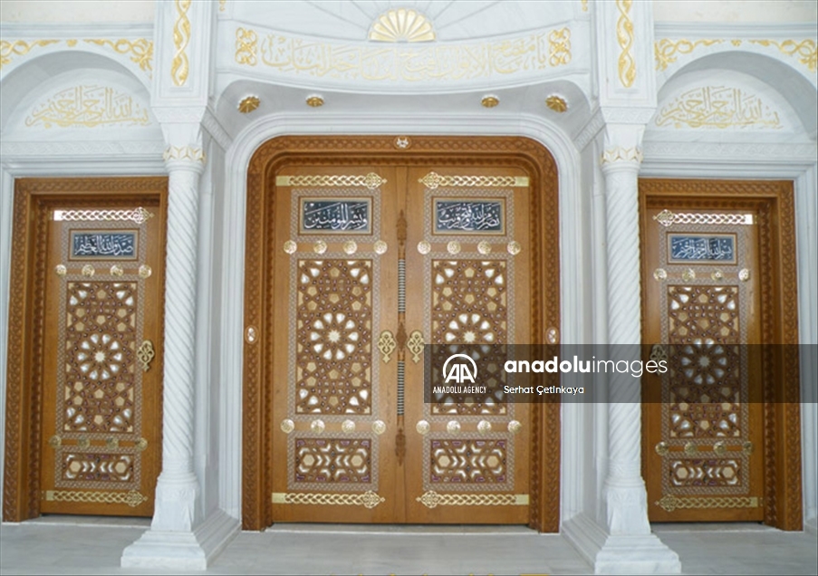 فن التعشيق.. أنامل تركية تزين مساجد العالم