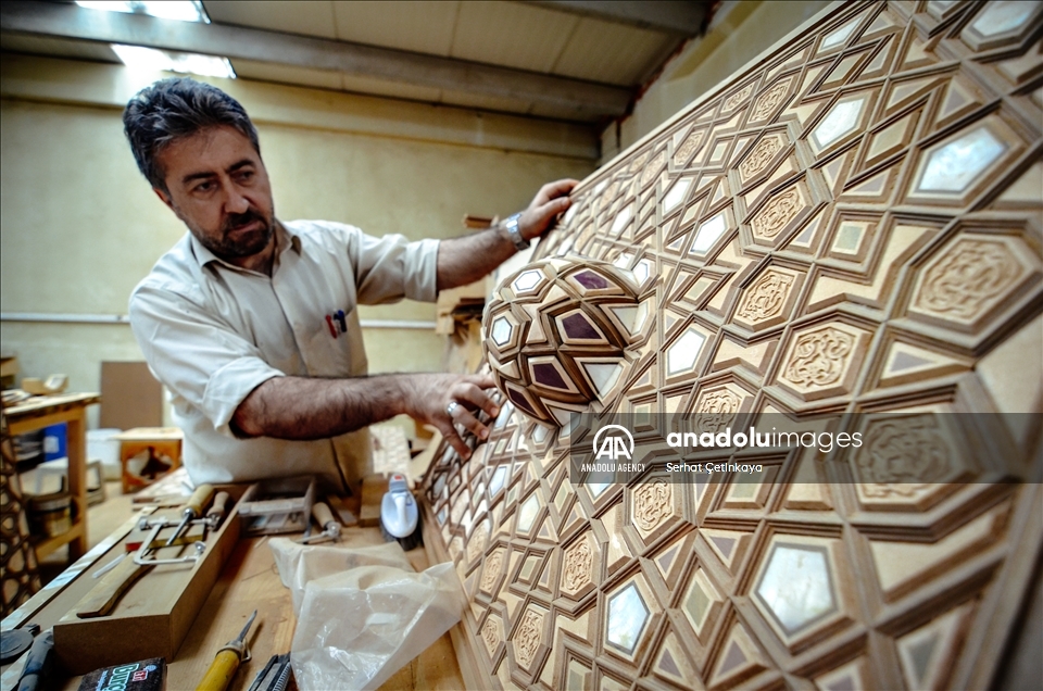 فن التعشيق.. أنامل تركية تزين مساجد العالم