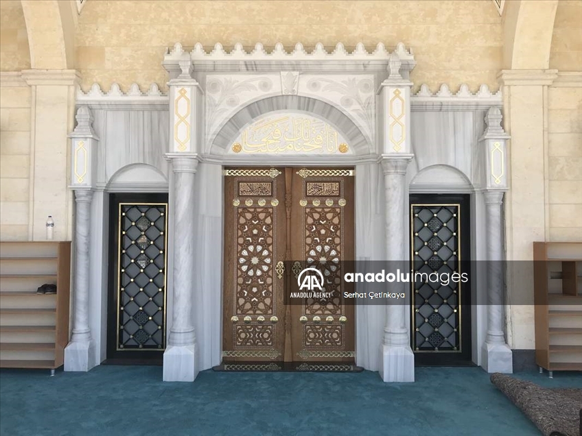 فن التعشيق.. أنامل تركية تزين مساجد العالم