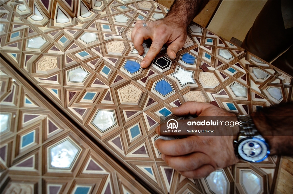 فن التعشيق.. أنامل تركية تزين مساجد العالم