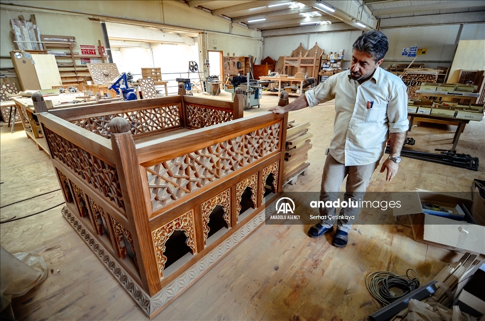 فن التعشيق.. أنامل تركية تزين مساجد العالم