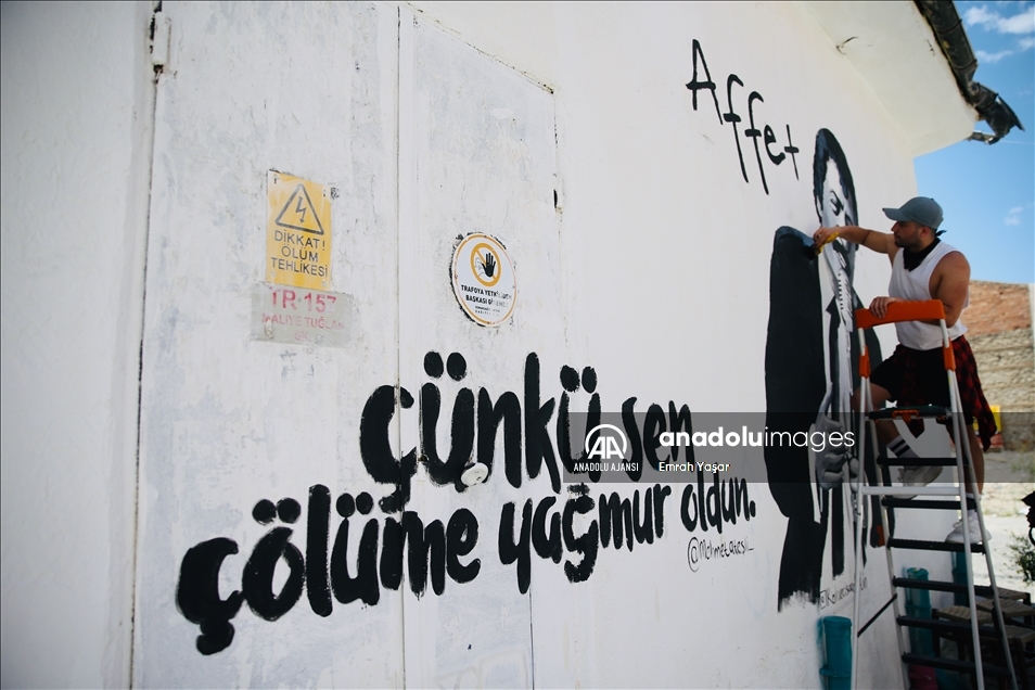 Genç ressam Eskişehir'in duvarlarını Yeşilçam'ın unutulmaz sanatçılarının resimleriyle renklendiriyor