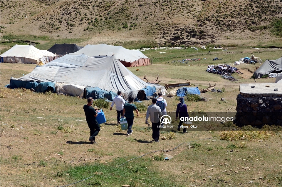 تركيا.. الطواقم الطبية تجول الروابي لتطعيم البدو الرحّل