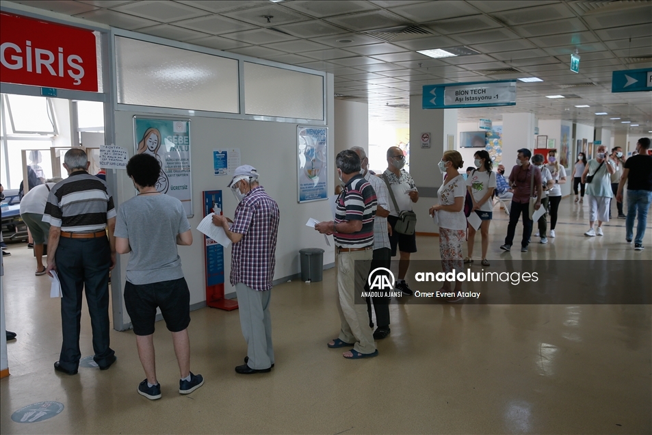 İzmir'de Kovid-19 ile mücadelede 3. doz aşı uygulaması başladı
