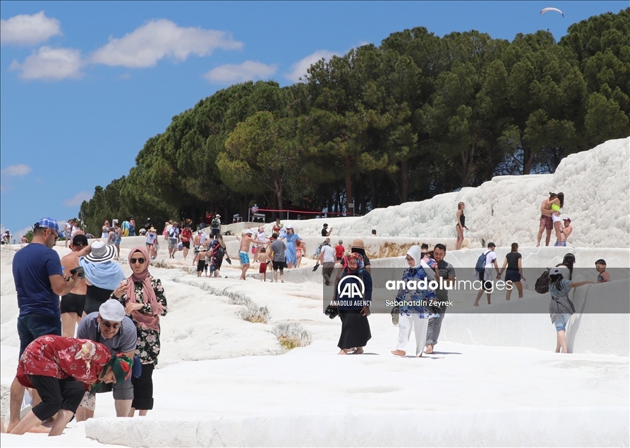 استقبال گسترده گردشگران از استخر‌های آب‌ گرم و شهرهای باستانی پاموک‌قلعه