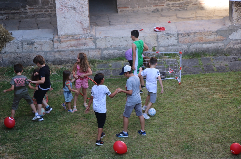 Fëmijët e Shkupit zbaviten në kuadër të projektit "Karvani i lojërave" të organizuar nga "Yunus Emre"
