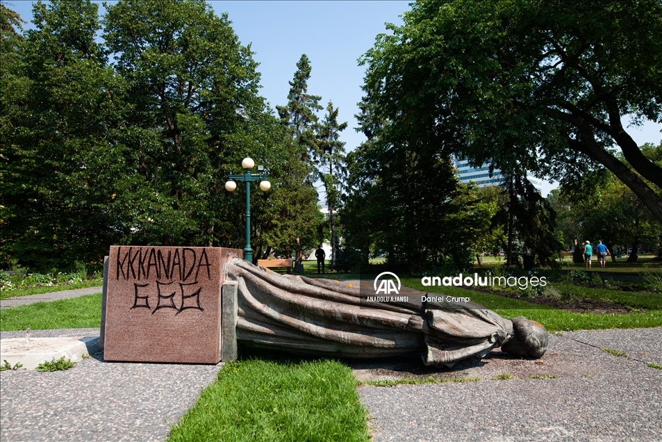 Kanada’da Kraliçe Victoria ve II. Elizabeth'in heykeli yıkıldı