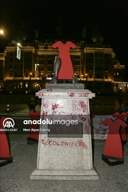 Во Викторија, Канада, соборена статуата на капетан Кук