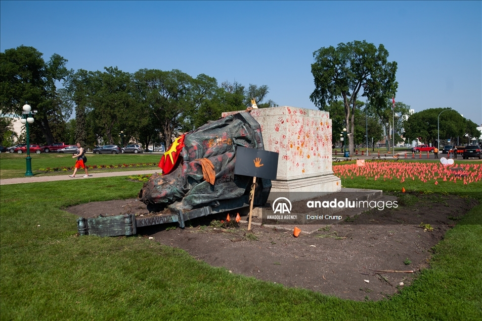 В Канаде снесли статуи Королевы Виктории и Елизаветы II