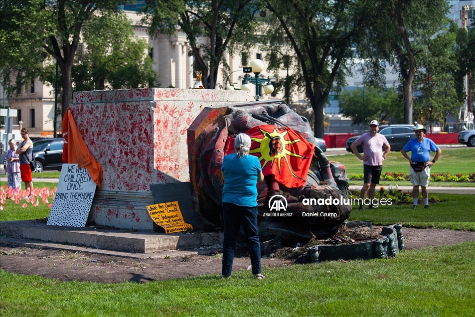 В Канаде снесли статуи Королевы Виктории и Елизаветы II