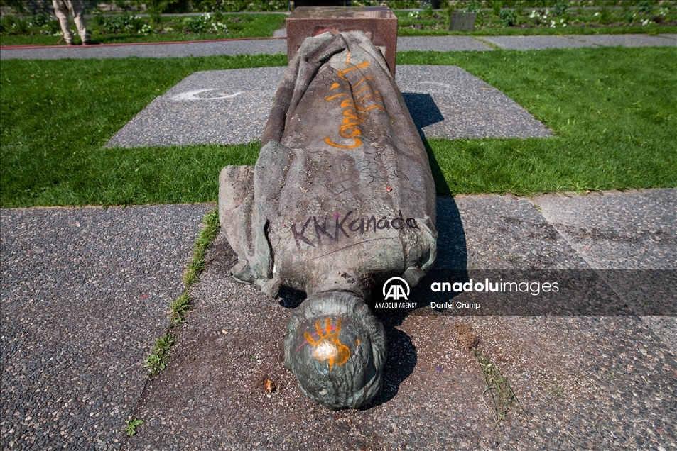 В Канаде снесли статуи Королевы Виктории и Елизаветы II