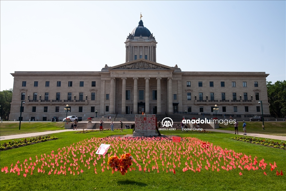 В Канаде снесли статуи Королевы Виктории и Елизаветы II