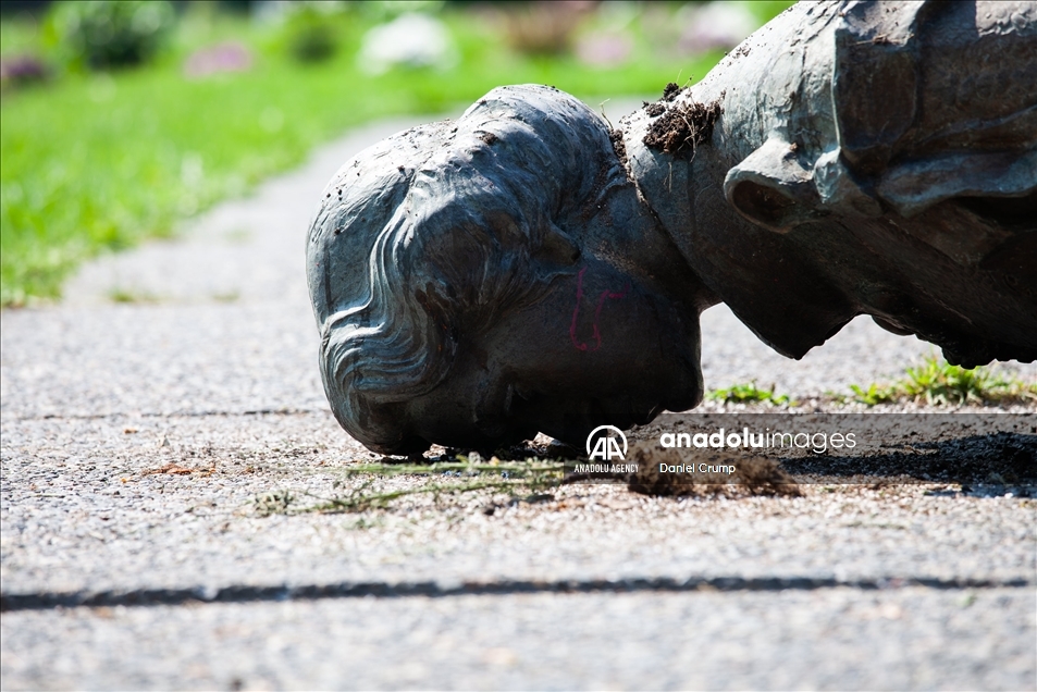 В Канаде снесли статуи Королевы Виктории и Елизаветы II