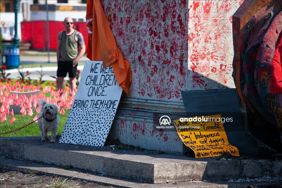 В Канаде снесли статуи Королевы Виктории и Елизаветы II