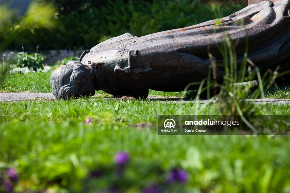 В Канаде снесли статуи Королевы Виктории и Елизаветы II