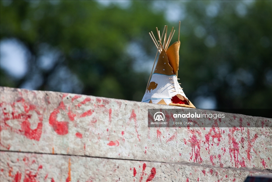 В Канаде снесли статуи Королевы Виктории и Елизаветы II