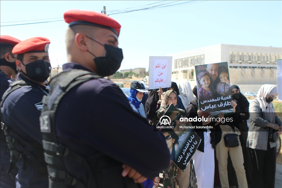 عمان.. وقفة لذوي موقوفين أردنيين وفلسطينيين قرب سفارة الرياض