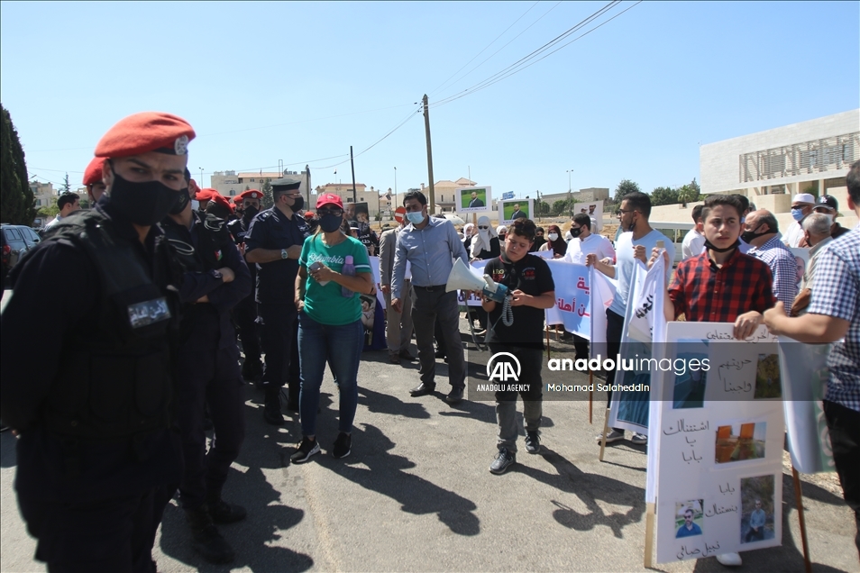 عمان.. وقفة لذوي موقوفين أردنيين وفلسطينيين قرب سفارة الرياض