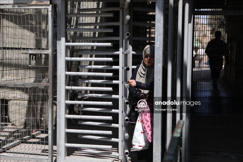 على خطى شارع الشهداء بالخليل.. إسرائيل "تخنق" أهالي الشيخ جراح