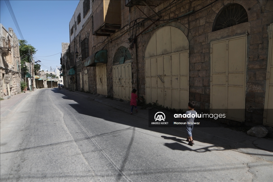 على خطى شارع الشهداء بالخليل.. إسرائيل "تخنق" أهالي الشيخ جراح