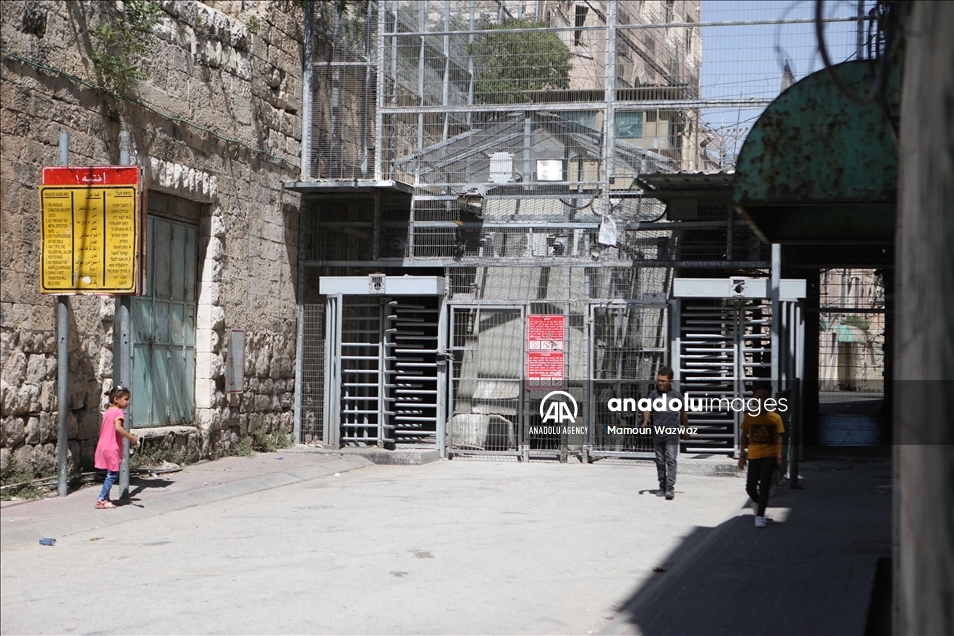 على خطى شارع الشهداء بالخليل.. إسرائيل "تخنق" أهالي الشيخ جراح