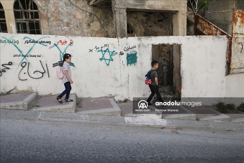 على خطى شارع الشهداء بالخليل.. إسرائيل "تخنق" أهالي الشيخ جراح