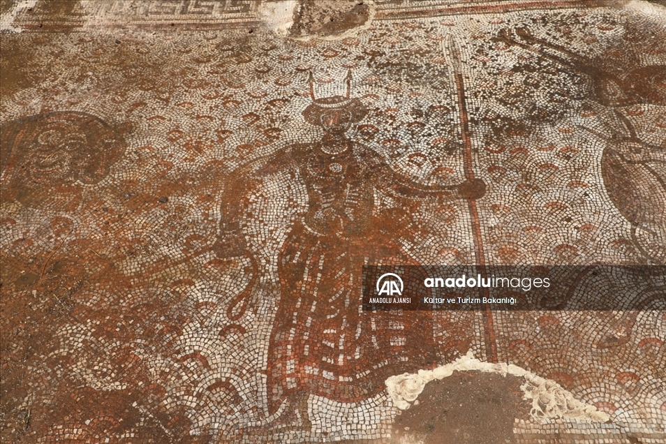 Gaziantep'te evin bahçesinde ortaya çıkan tarihi mozaikler müzeye taşınıyor