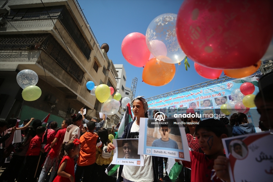 Los niños de Gaza elevan globos en recuerdo de sus compañeros fallecidos en ataques de las fuerzas de Israel