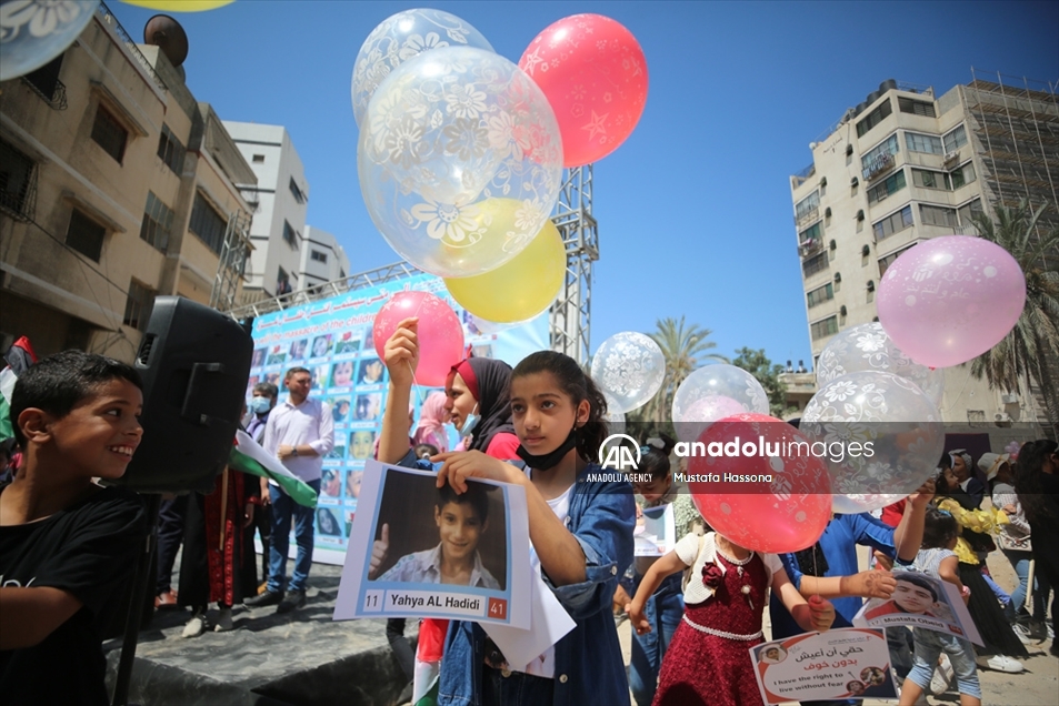 Los niños de Gaza elevan globos en recuerdo de sus compañeros fallecidos en ataques de las fuerzas de Israel