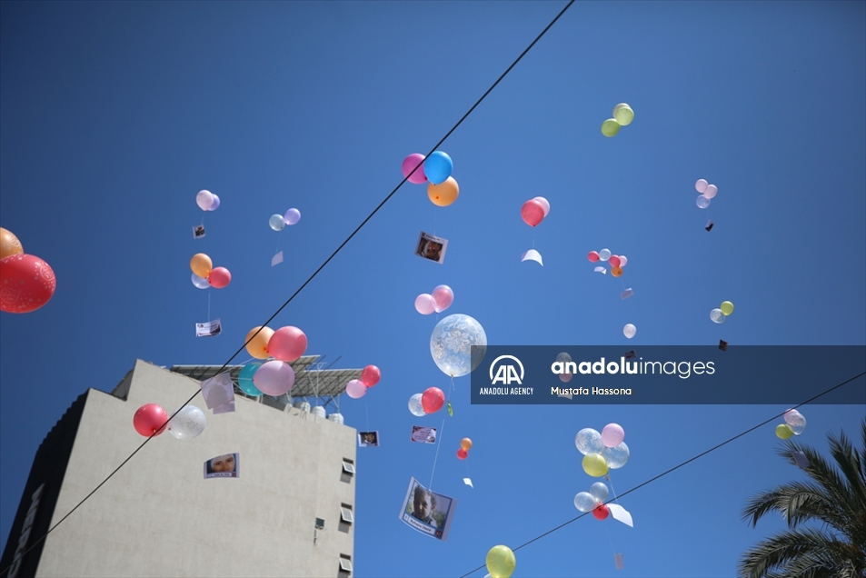 Los niños de Gaza elevan globos en recuerdo de sus compañeros fallecidos en ataques de las fuerzas de Israel