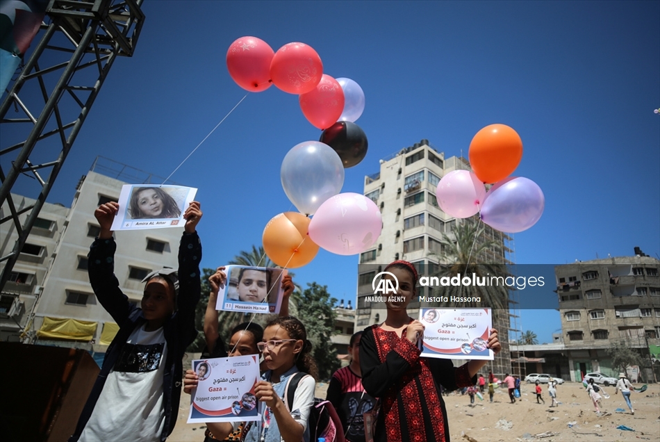 Los niños de Gaza elevan globos en recuerdo de sus compañeros fallecidos en ataques de las fuerzas de Israel