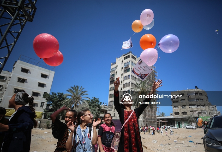 Los niños de Gaza elevan globos en recuerdo de sus compañeros fallecidos en ataques de las fuerzas de Israel