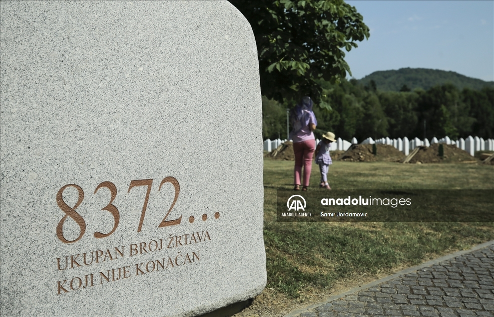 بالذكرى الـ 26 للمذبحة.. أسر "سربرنيتسا" تزور قبور أبنائها
