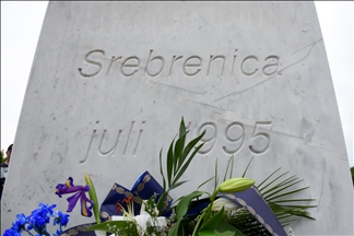 Nakon kolektivne dženaze u Potočarima: U tišini ostaju bijeli nišani kao podsjetnik na strahote genocida u Srebrenici